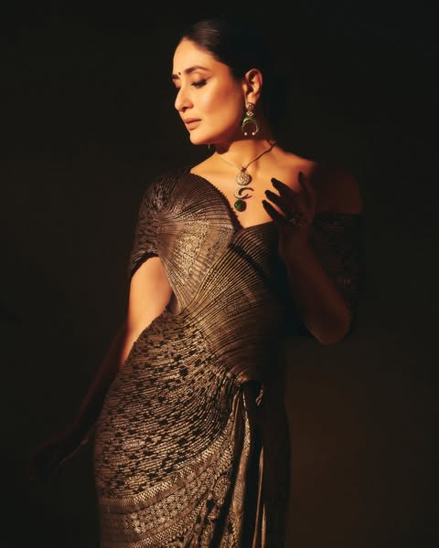 Kareena Kapoor Latest Photoshoot: करीना कपूर खान ने फिल्म फेस्टिवल के लिए कराया फोटोशूट, बॉलीवुड में पूरे किए 25 साल