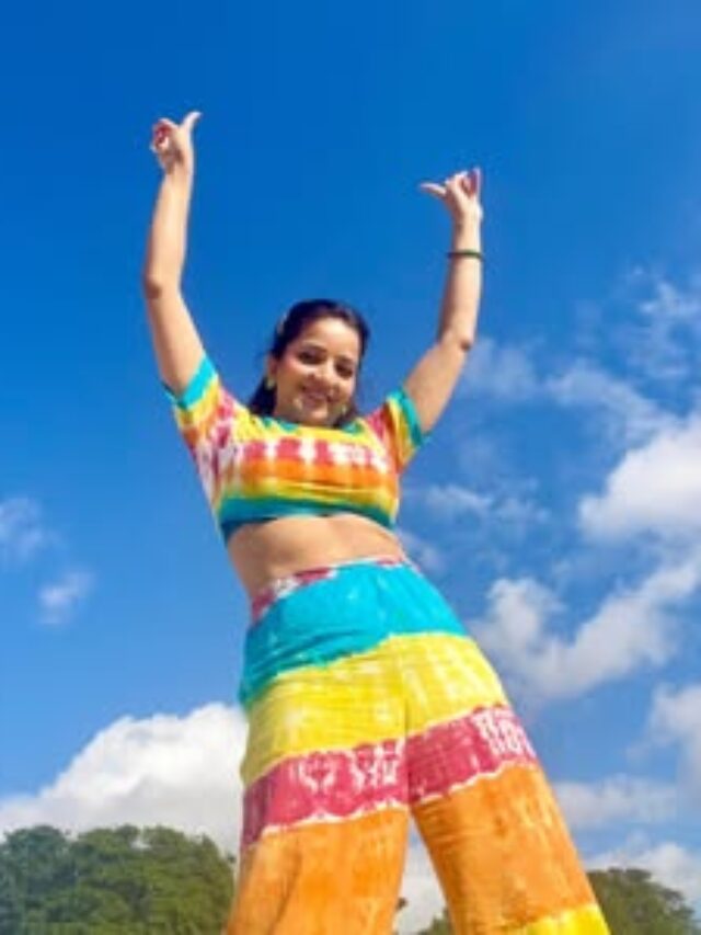 मोनालिसा  फोटो शेयर कर सोशल मीडिया पर लगाई आग