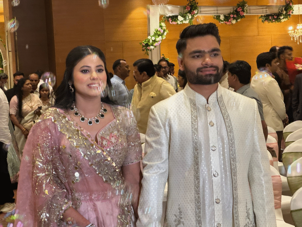 Rinku Singh Priya Saroj Engagement Photos: रिंकू सिंह और प्रिया सरोज ने की सगाई, आशीर्वाद देने अखिलेश-जया समेत कई हस्तियां पहुंचीं