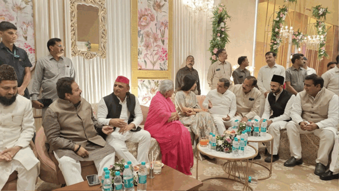 Rinku Singh Priya Saroj Engagement Photos: रिंकू सिंह और प्रिया सरोज ने की सगाई, आशीर्वाद देने अखिलेश-जया समेत कई हस्तियां पहुंचीं