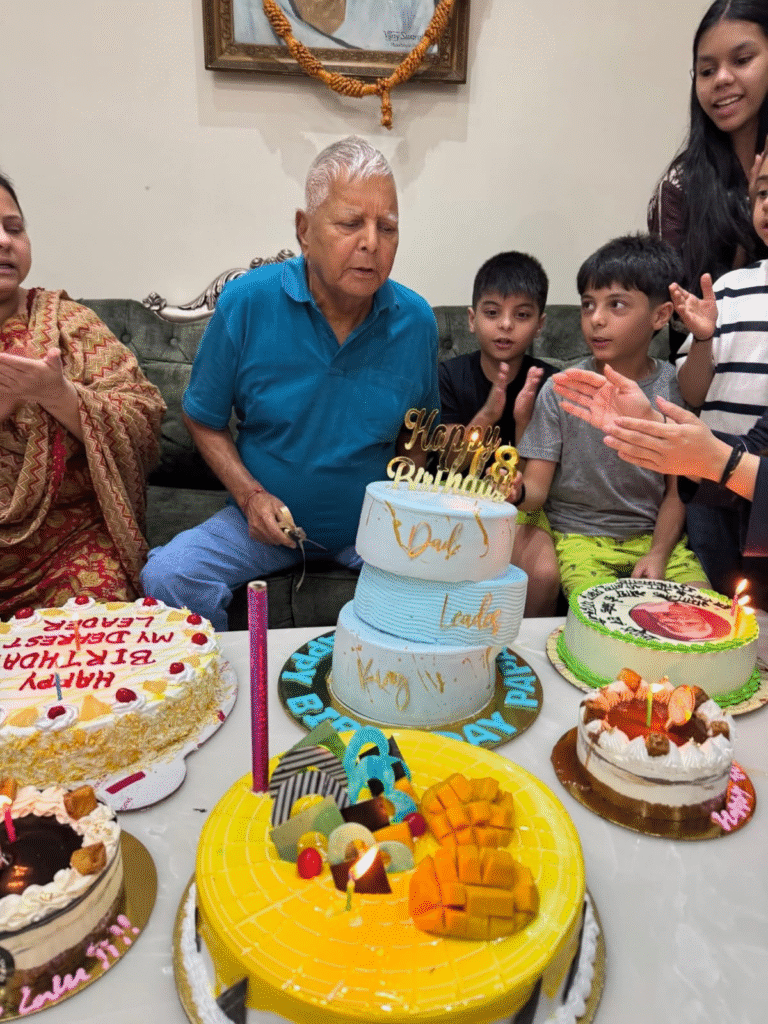 Lalu Yadav Birthday: लालू यादव आज अपना 78वां जन्मदिन मना रहे है, RJD सुप्रीमो ने काटा 78 किलो का लड्डू