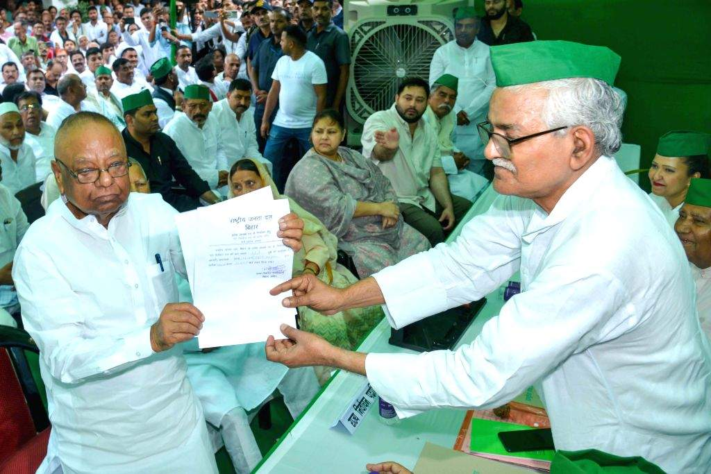 Rashtriya Janata Dal: मंगनी लाल मंडल ने प्रदेश अध्यक्ष पद के लिए नामांकन दाखिल किया