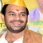 NEET विरोध प्रदर्शन के बाद पुलिस हिरासत में लिए गए राजद नेता तेज प्रताप यादव।