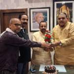 राजद नेता एजाज अहमद का 57वां जन्मदिन पार्टी कार्यालय में केक काटकर मनाते नेता और कार्यकर्ता