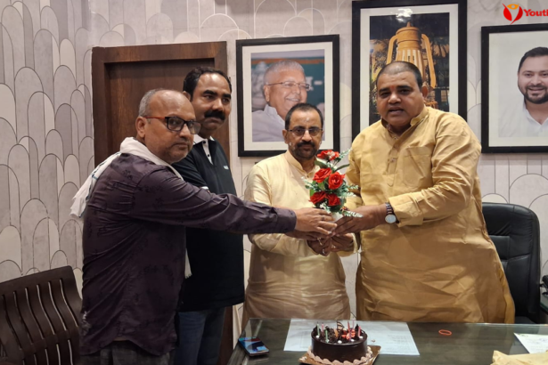 राजद नेता एजाज अहमद का 57वां जन्मदिन पार्टी कार्यालय में केक काटकर मनाते नेता और कार्यकर्ता