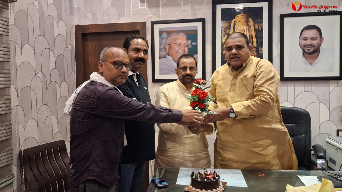 राजद नेता एजाज अहमद का 57वां जन्मदिन पार्टी कार्यालय में केक काटकर मनाते नेता और कार्यकर्ता