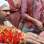 रक्षाबंधन कार्यक्रम में छात्राओं के साथ रौशन आनंद
