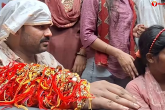 रक्षाबंधन कार्यक्रम में छात्राओं के साथ रौशन आनंद