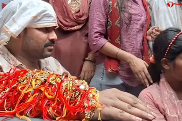 रक्षाबंधन कार्यक्रम में छात्राओं के साथ रौशन आनंद