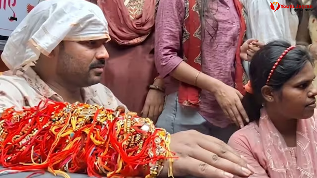 रक्षाबंधन कार्यक्रम में छात्राओं के साथ रौशन आनंद