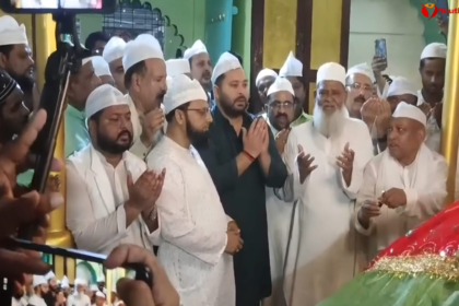 फुलवारी शरीफ में उर्स के मौके पर चादरपोशी करते तेजस्वी यादव