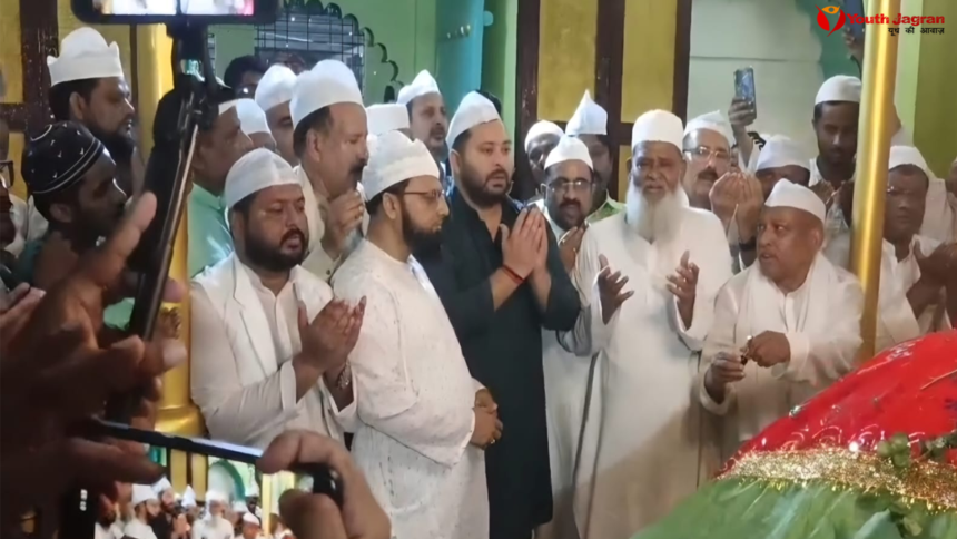 फुलवारी शरीफ में उर्स के मौके पर चादरपोशी करते तेजस्वी यादव
